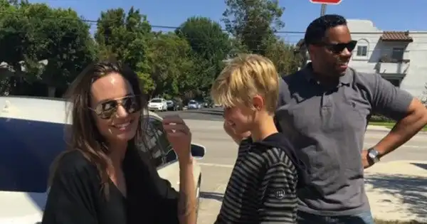 Анджелина Джоли купила гигантского медведя на гаражной распродаже у детей