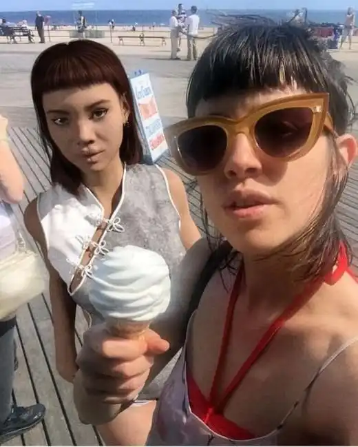 Таинственная девушка или персонаж компьютерной игры?