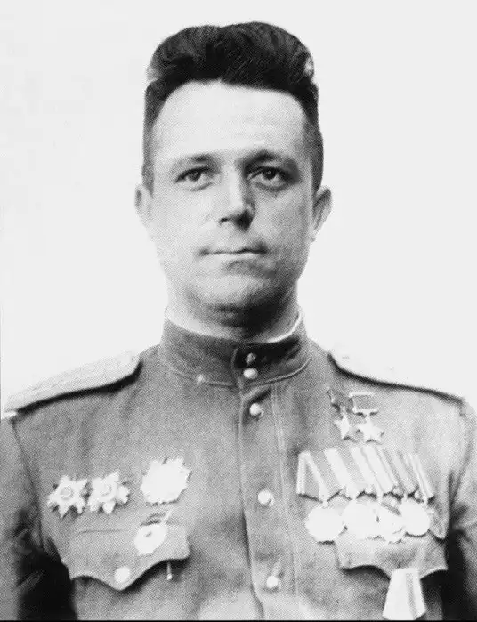 Виталий Иванович Попков - командир поющей эскадрильи.