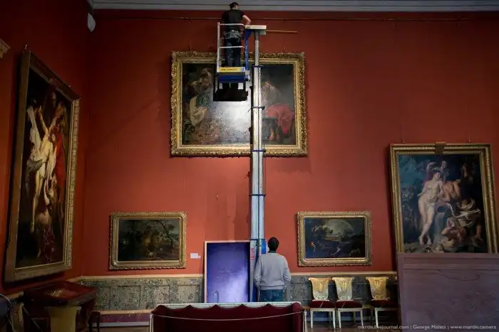 Как монтируют искусство в Эрмитаже