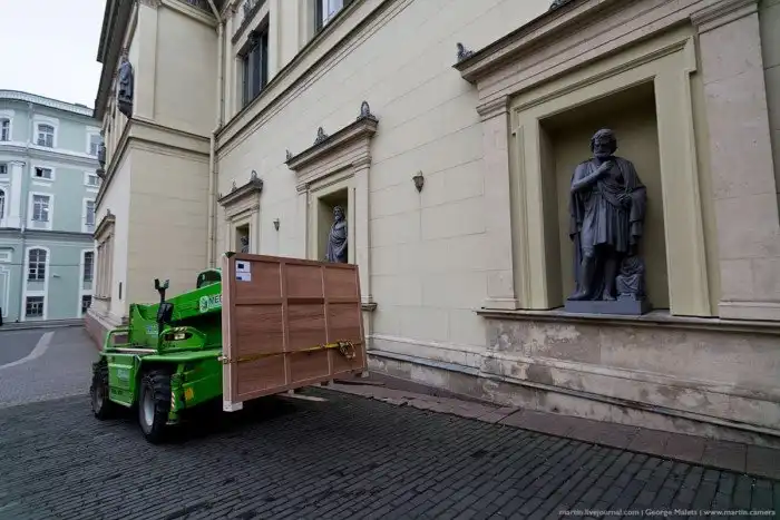 Как монтируют искусство в Эрмитаже