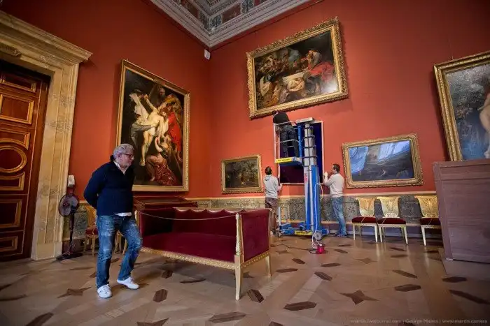Как монтируют искусство в Эрмитаже