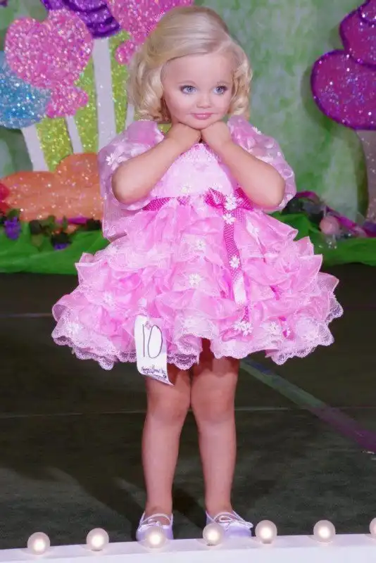 Автозагар, диеты, ботокс, эпиляция: будни маленьких королев красоты