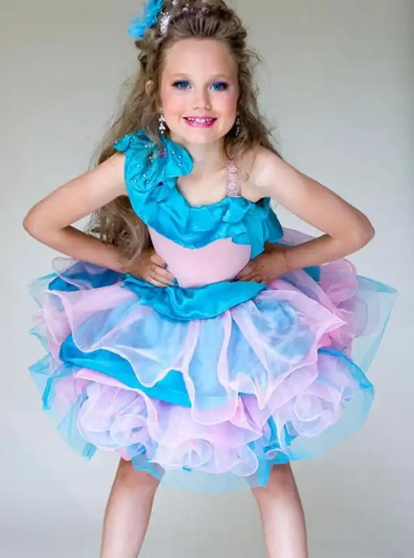 Автозагар, диеты, ботокс, эпиляция: будни маленьких королев красоты