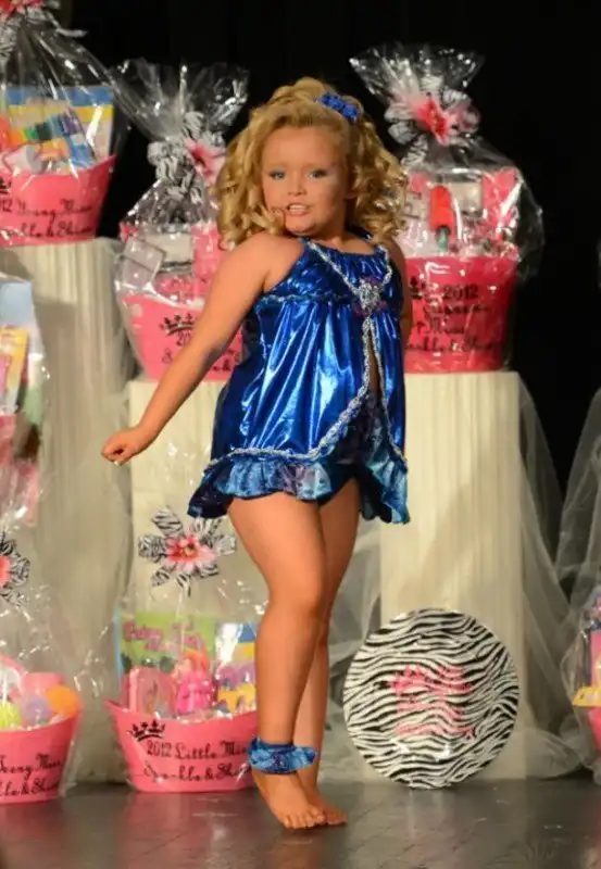 Автозагар, диеты, ботокс, эпиляция: будни маленьких королев красоты