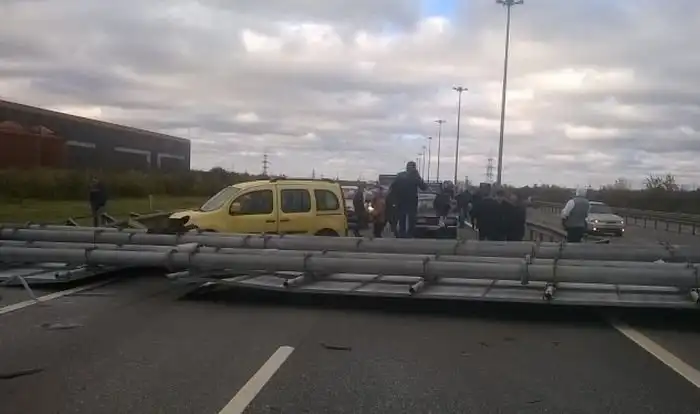 Водитель чудом выжил в приплющенном рекламным щитом автомобиле