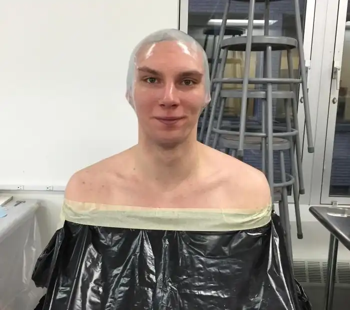 Процесс изготовления маски человека-кальмара