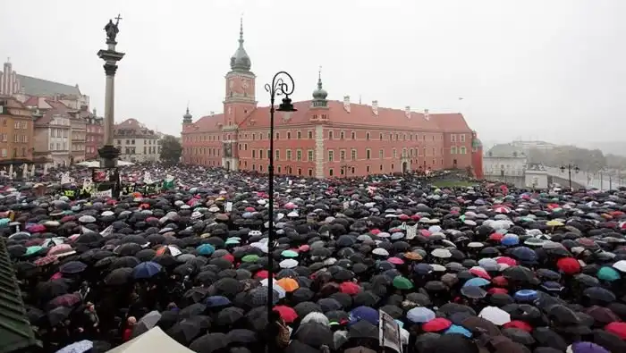 В Польше проходят массовые протесты против полного запрета абортов