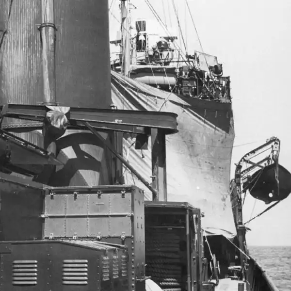 Лодка под парусами