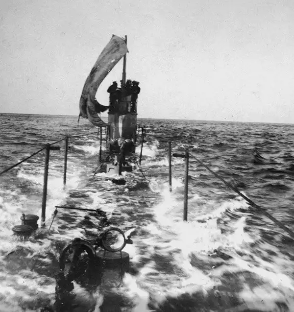 Лодка под парусами