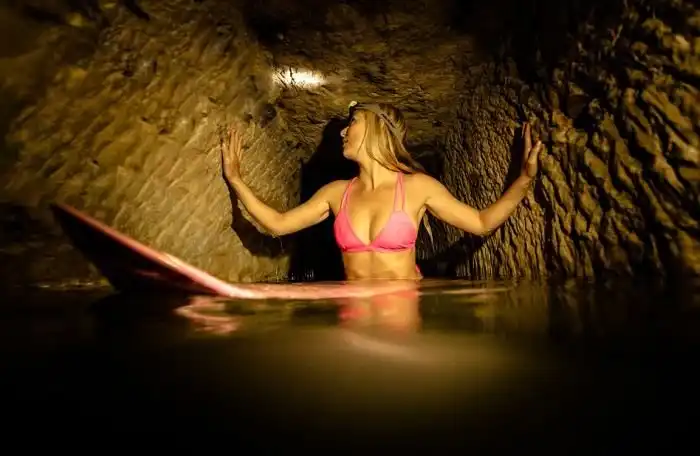 Американка в бикини исследует парижские катакомбы