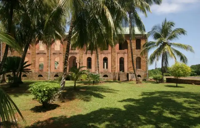 Самая страшная в мире тюрьма, расположенная в центре тропического рая