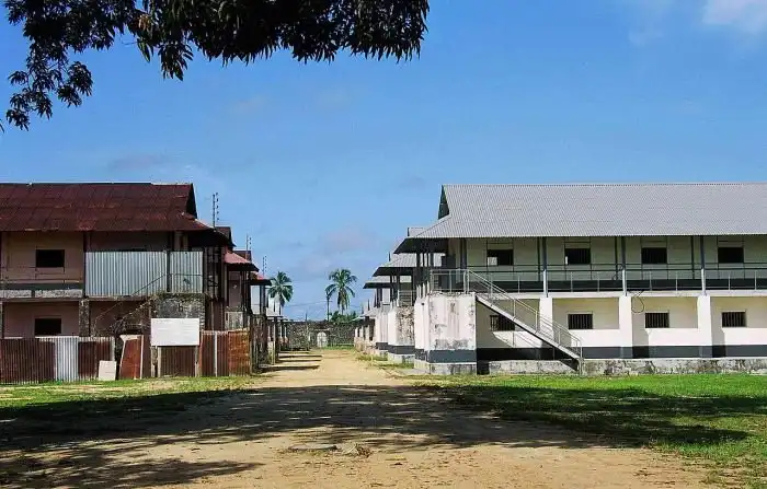 Самая страшная в мире тюрьма, расположенная в центре тропического рая
