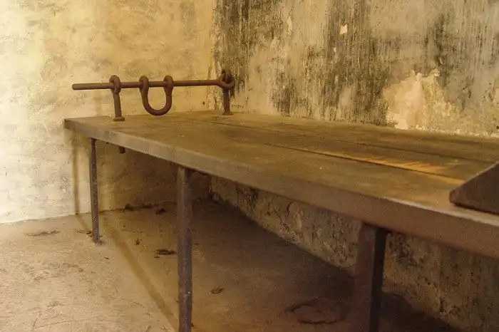 Самая страшная в мире тюрьма, расположенная в центре тропического рая