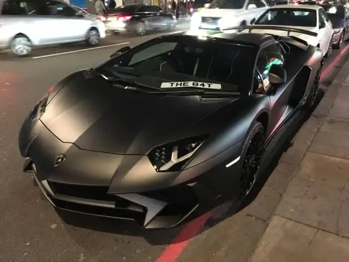Суперкар Lamborghini Aventador SV бросили на улице после ДТП