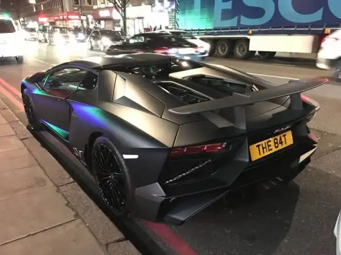 Суперкар Lamborghini Aventador SV бросили на улице после ДТП