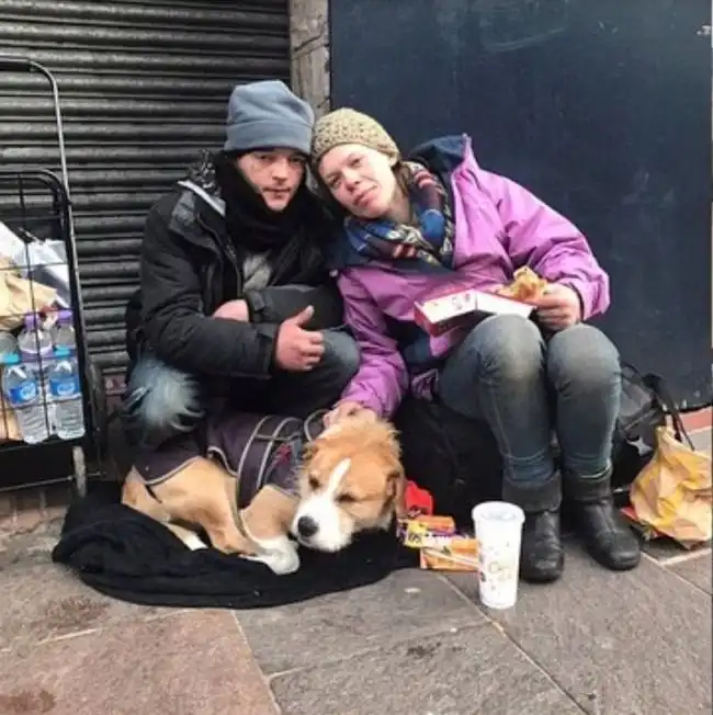 В честь Рождества британец построил фургон для бездомных