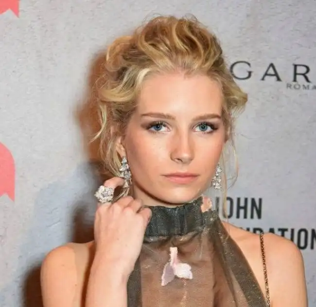 Младшая сестра Кейт Мосс Шарлотта надела откровенное платье на благотворительный вечер