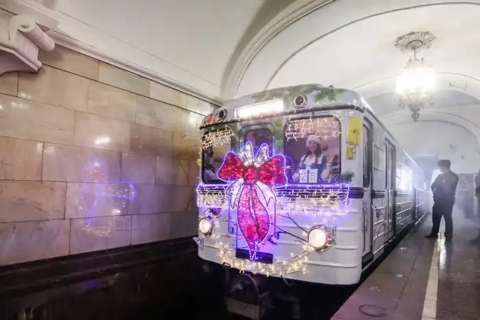 В московском метро запустили новогодний поезд