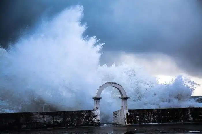 Мощный шторм обрушился на Сочи