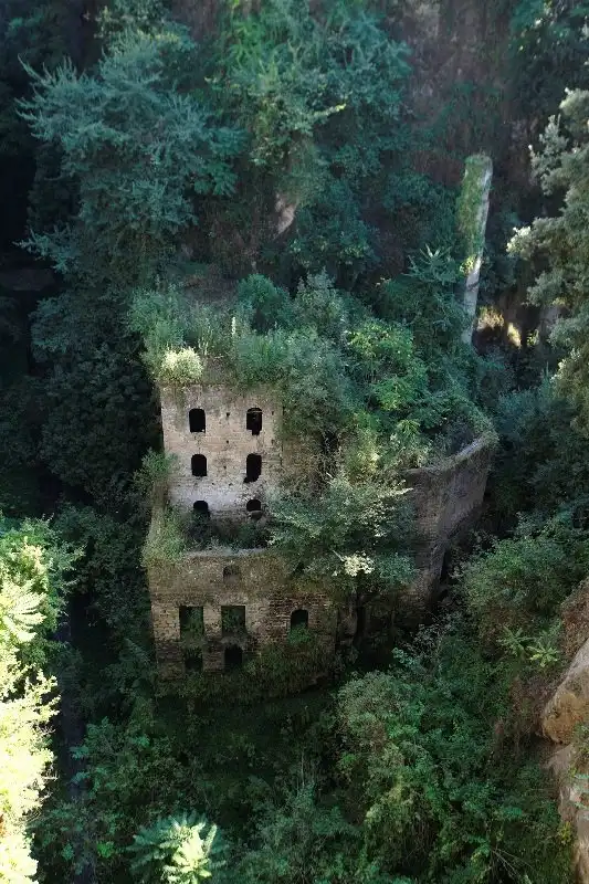 Разоблачаем! Заброшенный замок в ущелье?