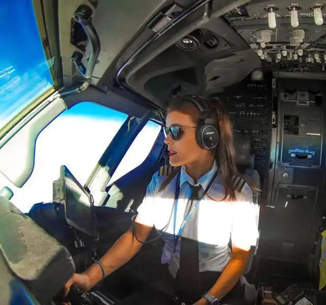 Девушка-пилот путешествует по миру и демонстрирует позы из йоги