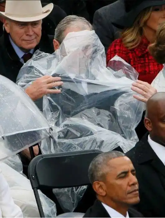 Битва Джорджа Буша-младшего с дождевиком на инаугурации Трампа