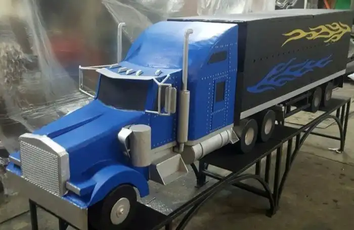 Мангал в виде американского тягача Kenworth W900