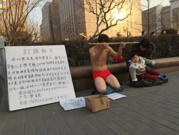 Отчаянный отец просил прохожих ударить его за $1,5 ради спасения сына