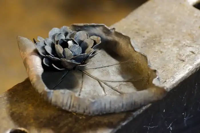 Как куют розы