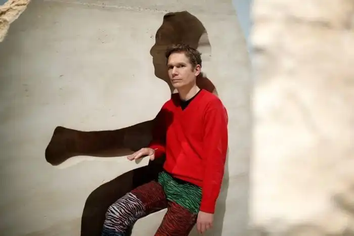 Французского художника замуровали в 12-тонном камне