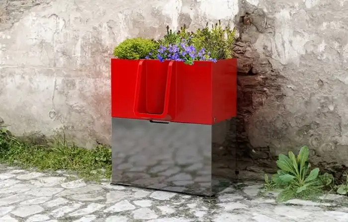 В Париже появились клумбы, в которые можно справлять нужду