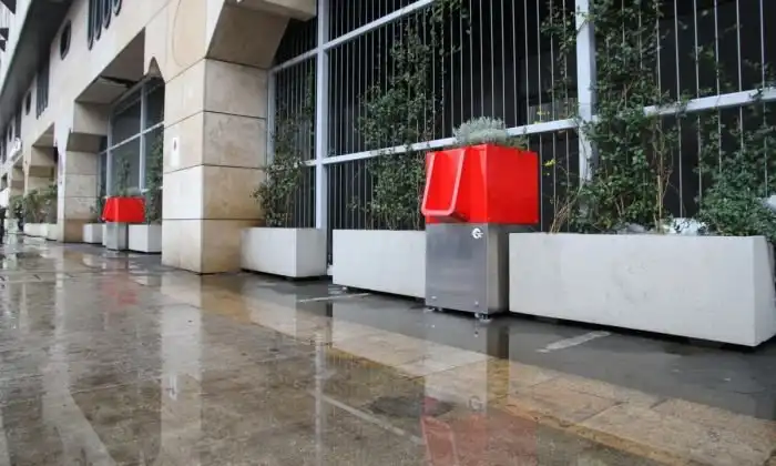 В Париже появились клумбы, в которые можно справлять нужду