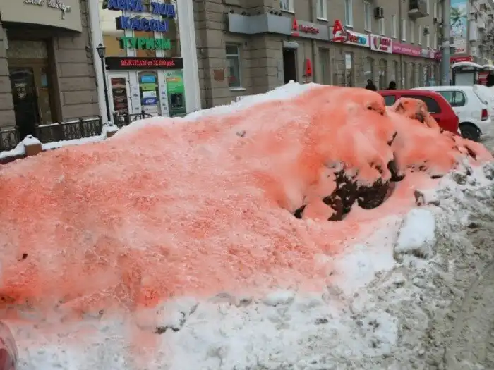 Примеры неудачных креативщиков: цветные сугробы в Омске оказались вирусной рекламой