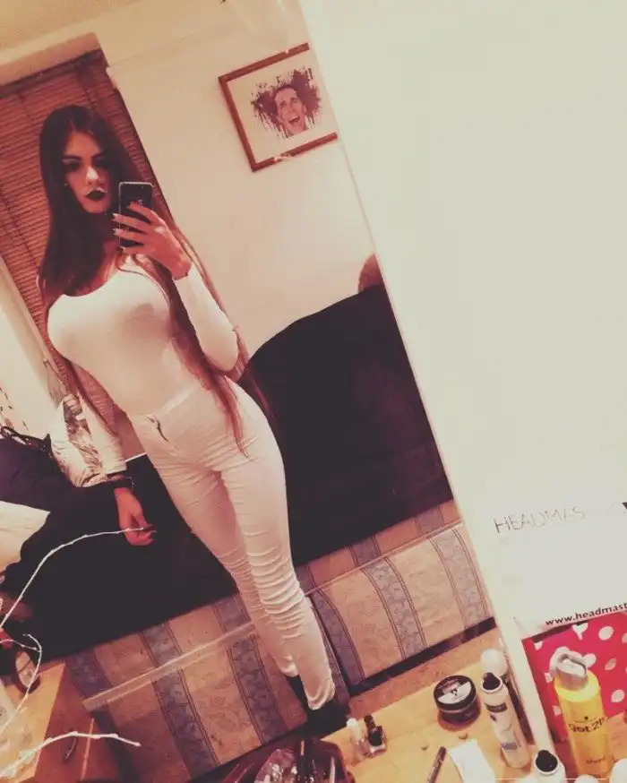 «Тебе место на подиуме»: британку уволили за то, что она слишком хорошо выглядит