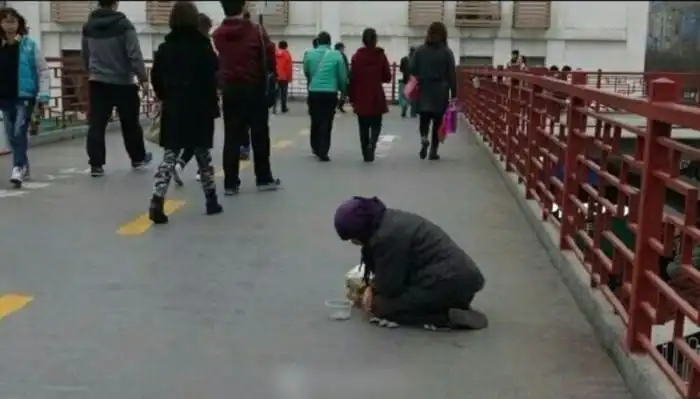 Добрая девушка помогла бабушке, просившей милостыню