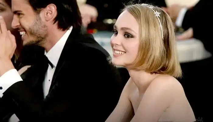 17-летняя дочь Джонни Деппа Лили-Роуз снялась топлесс для журнала «Vogue»