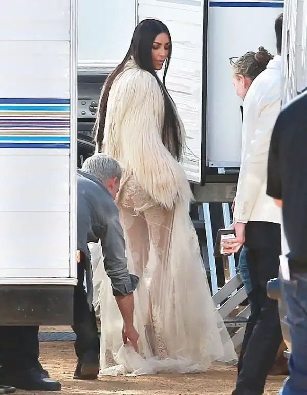 Ким Кардашян в прозрачном платье на съемках фильма «Восемь подруг Оушена»