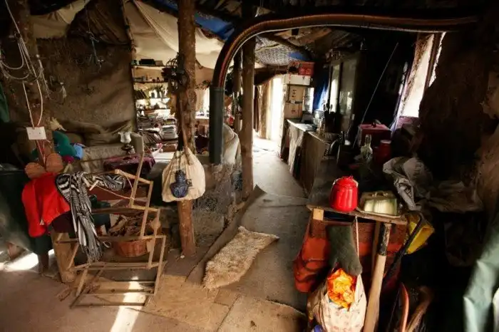 Эта пара построила «домик хоббитов» из-за «аллергии на современную жизнь»