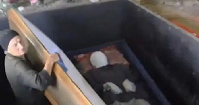 15 историй про людей, которые жили рядом с трупами