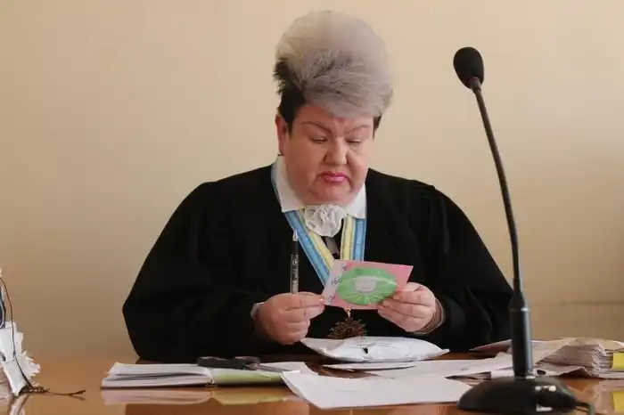 Украинская судья Алла Бандура получила прозвище Джокер из-за своей эффектной внешности