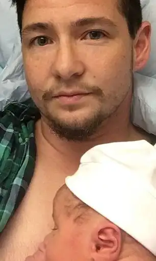 Трансгендерный мужик родил ребенка вместо жены