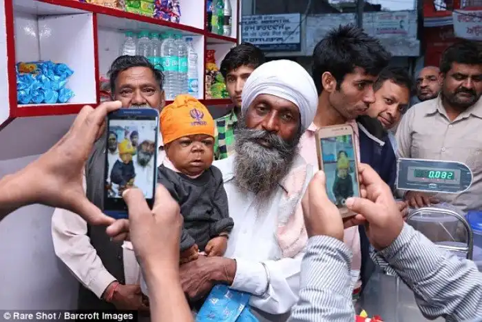 Жизнь 21-летнего юноши в теле младенца