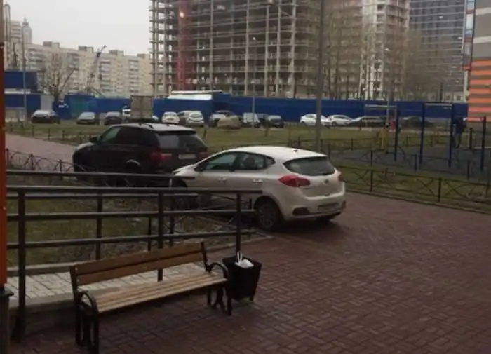 Водителя BMX X5 наказали солеными огурцами