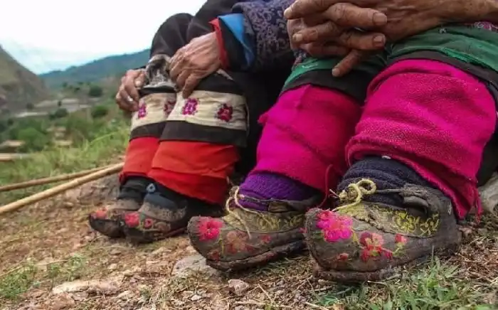 Пожилые китаянки с деформированными стопами