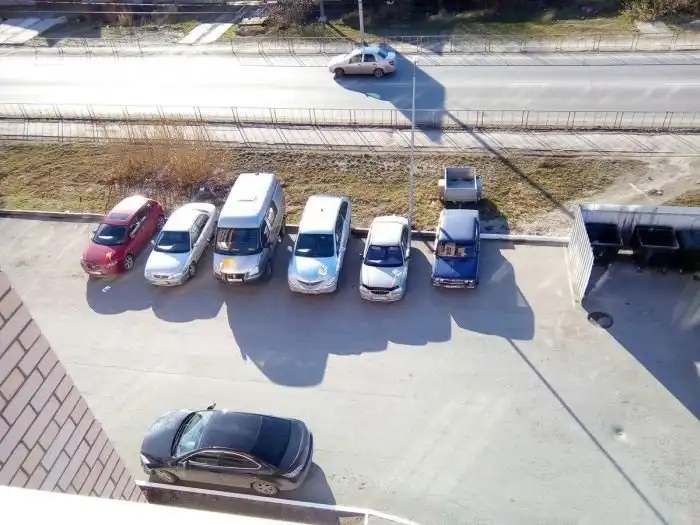 В Тюмени коллекторы облили краской случайные автомобили во дворе должника