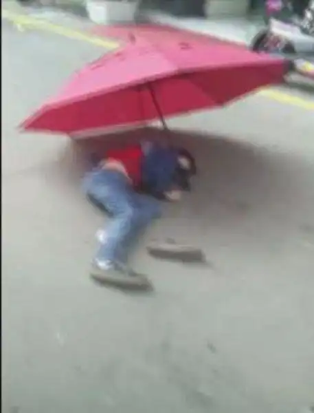 После просмотра мультфильма ребенок спрыгнул с зонтиком с пятого этажа