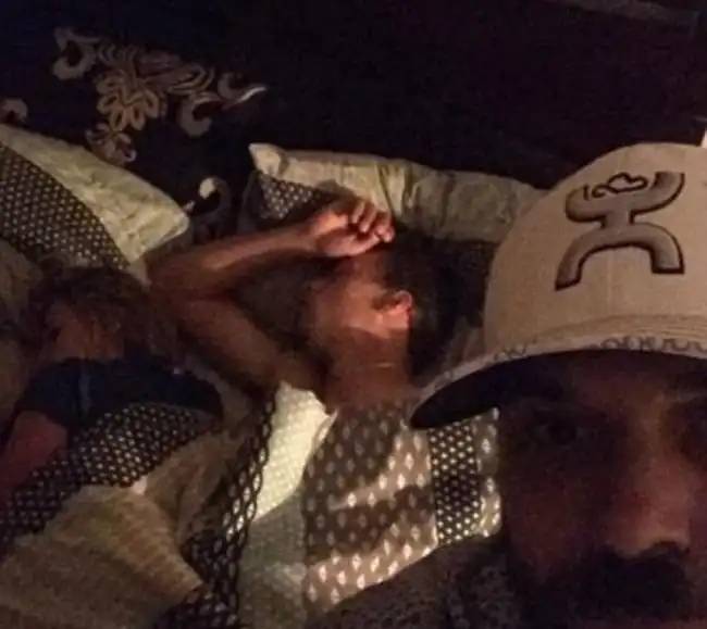 Американец опубликовал в сети фото спящей девушки с любовником