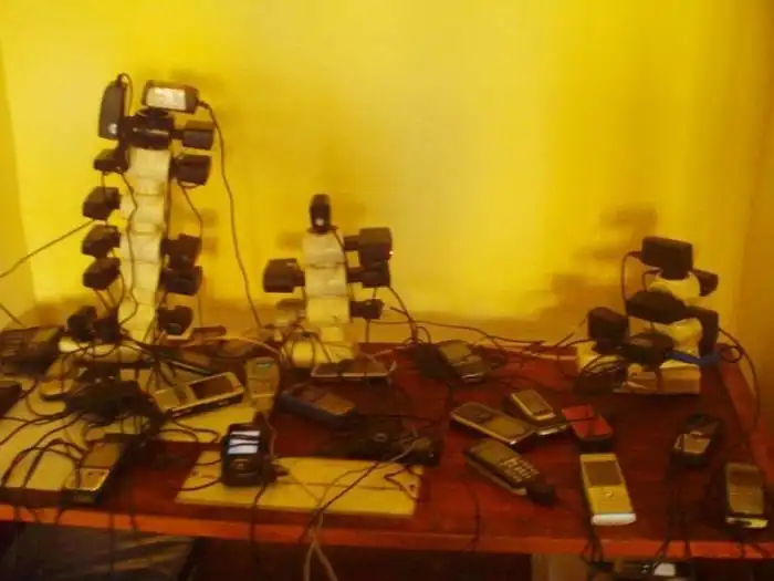 Как заряжают телефоны в армии