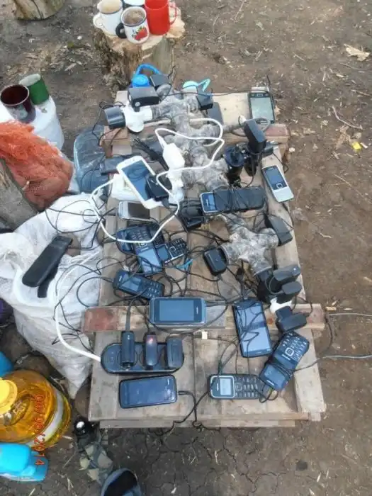 Как заряжают телефоны в армии